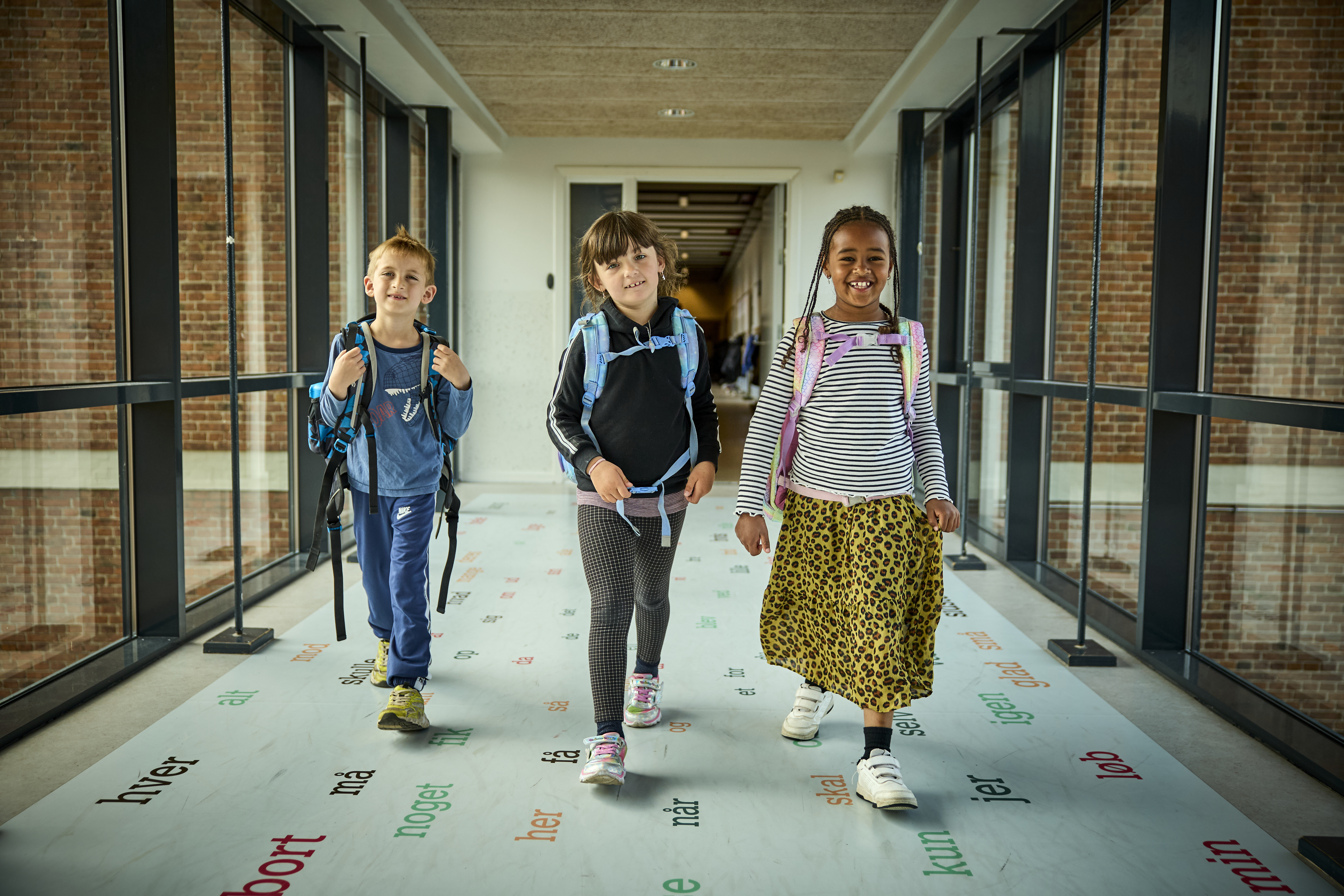 Børn på gangen på Hobrovejens Skole